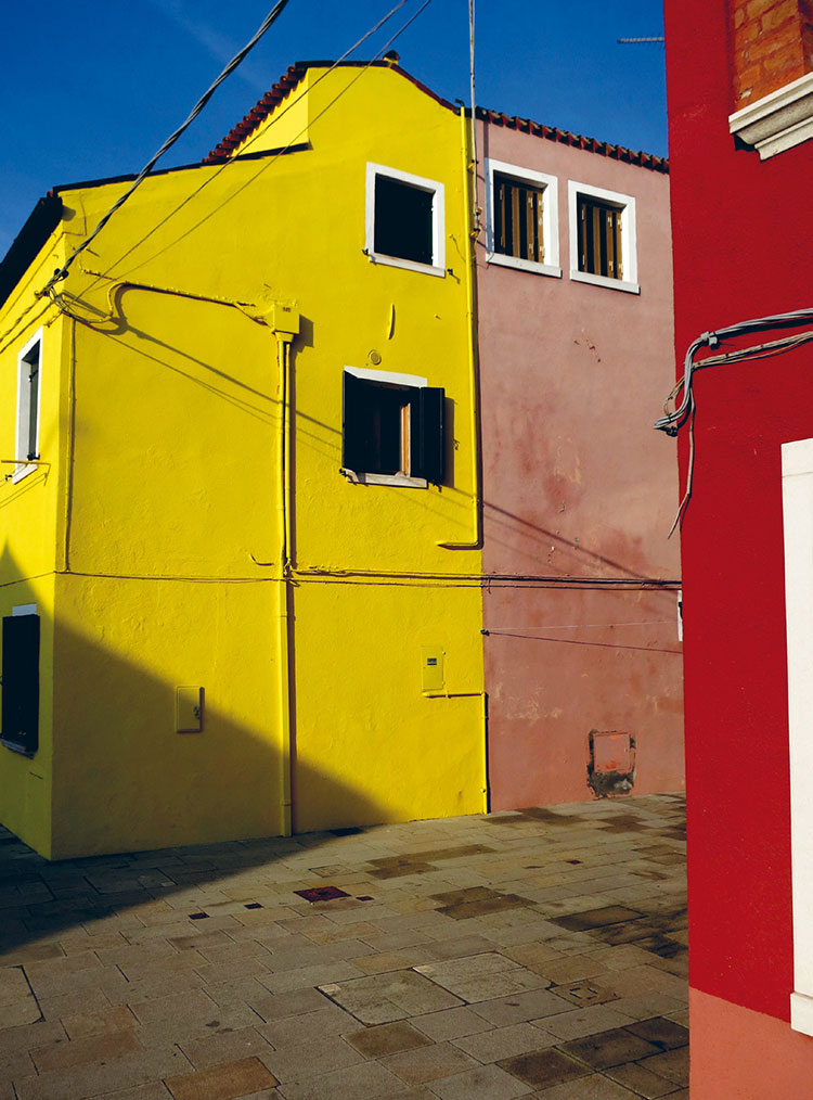 Farbige Häuserwände auf Burano - gelb, rot und beige