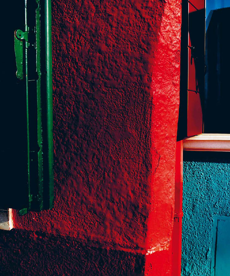 Farbige Häuserwände auf Burano - rot, grün und türkis